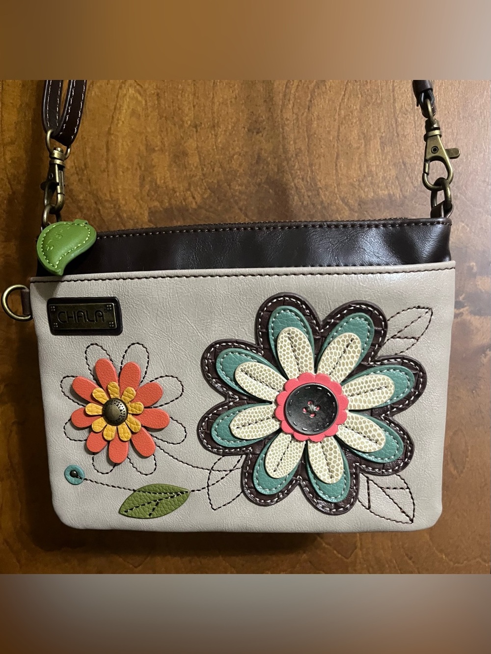 CHALA NWOT TAN & BROWN CROSSBODY BAG WITH MULTICOLOR FLORAL APPLIQUÉ - Picture 3 of 8